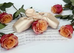 Baletki z różami na nutach