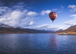 Balon nad fiordem Reydarfjordur w Islandii