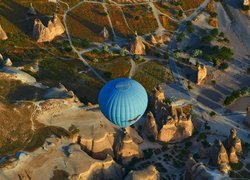 Balon nad skałami tufowymi w Parku Narodowym Goreme w Turcji