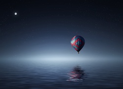 Balon nad wodą z gwieździstym niebem w tle