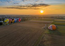 Balony gotowe do lotu na polach o poranku