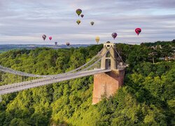 Balony nad lasem i mostem wiszącym Clifton Suspension Bridge w Bristolu