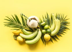 Banany i cytryny na liściach palmy