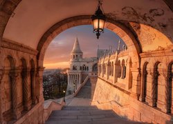 Baszta Rybacka w Budapeszcie rozświetlona słońcem