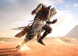 Bayek na tle piramid