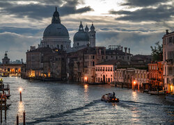 Bazylika Santa Maria della Salute nad kanałem Grande w Wenecji