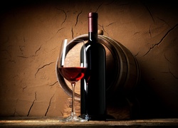 Beczka, butelka i kieliszek czerwonego wina