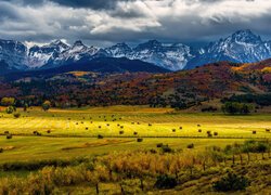 Stany Zjednoczone, Kolorado, Mount Sneffels, San Juan Mountains, Jesień, Góry, Drzewa, Pola, Chmury
