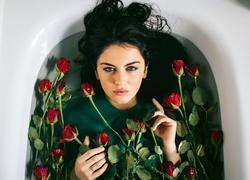 Belgijska blogerka modowa  Aurela Skandaj w wannie wśród róż