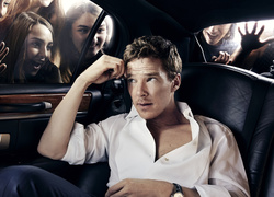 Benedict Cumberbatch w samochodzie otoczonym fankami