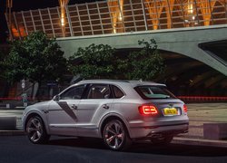 Bentley Bentayga Hybrid bokiem