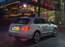 Bentley Bentayga Hybrid z zapalonymi światłami