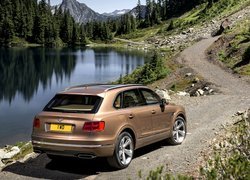 Bentley Bentayga nad jeziorem