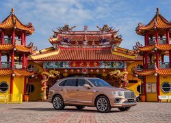 Bentley Bentayga V8 przed budynkiem