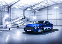 Bentley Continental GT Coupe obok samolotu w hangarze