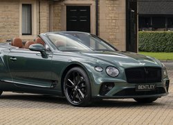 Bentley Continental GT przed domem