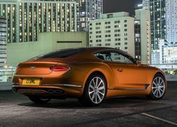 Bentley Continental GT V8 Coupe na tle wieżowców