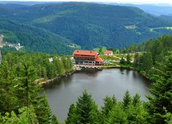 Berghotel nad jeziorem Mummelsee w Niemczech