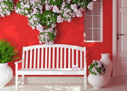 Biała ławeczka przed domem z różanym pnączem