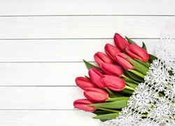 Biała serwetka położona na tulipanach