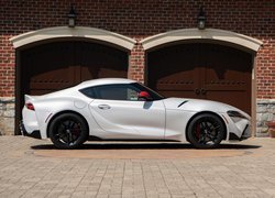 Biała Toyota Supra