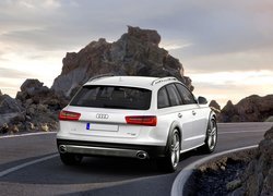 Białe Audi A6 Allroad