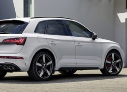 Białe Audi SQ5