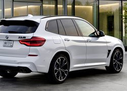 Białe BMW X3 M