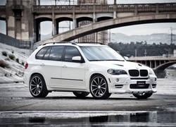 Białe BMW X5 E70