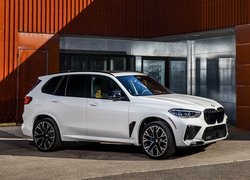 Białe, BMW X5 M, Competition, Budynek