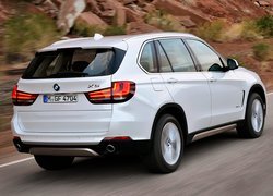 Białe BMW X5 na drodze