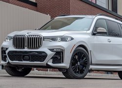 Białe BMW X7 M50i