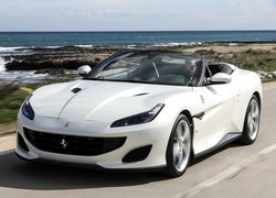 Białe Ferrari Portofino na drodze