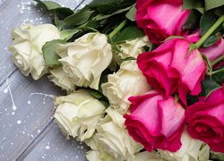 Białe i różowe róże na deskach