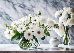 Białe kwiatki w szklanych wazonach