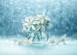 Białe kwiaty śniedka w wazoniku