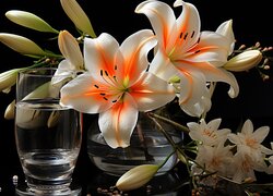 Białe lilie w szklanym wazonie