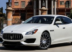 Białe Maserati Quattroporte