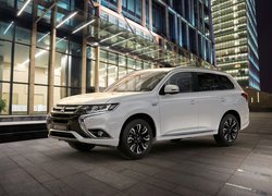 Białe, Mitsubishi Outlander PHEV, 2017