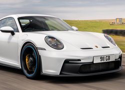 Białe Porsche 911 GT3 rocznik 2021