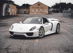 Białe Porsche 918 Spyder przodem