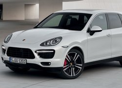 Białe Porsche Cayenne Turbo