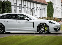 Białe, Porsche Panamera S, Bok