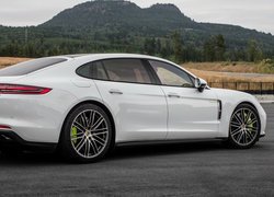 Białe, Porsche Panamera Turbo S E-Hybrid, Bok