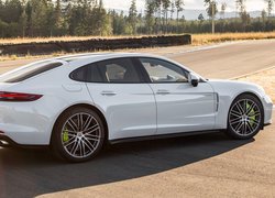 Białe Porsche Panamera Turbo