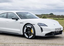 Białe Porsche Taycan Turbo S bok i przód