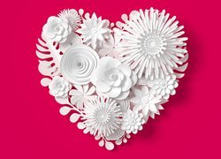 Białe serce z wyciętych papierowych kwiatów