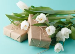 Białe tulipany na prezentach