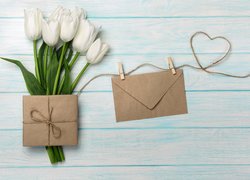 Białe tulipany z prezentem i kopertą