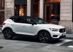 Białe Volvo XC40